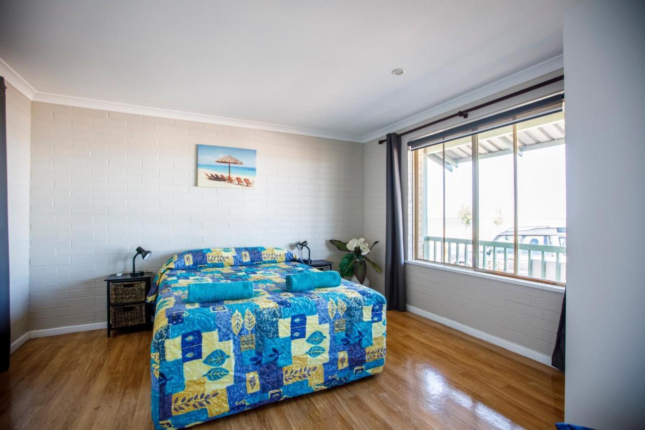 Shark Bay Seafront Apartments Denham Eksteriør bilde